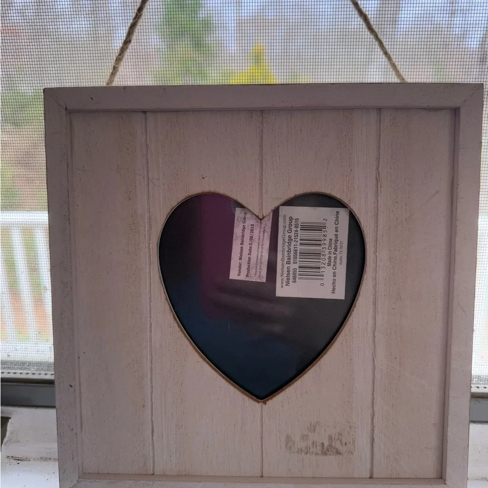 Set of 2 White Heart-Shaped Rustic Picture Frame Accent